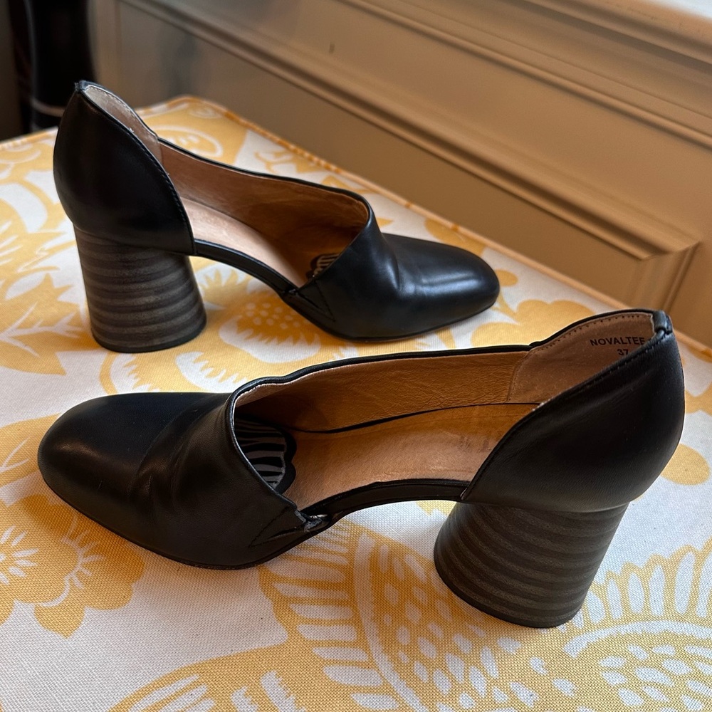 Silent D black square toe round heel pump size 37